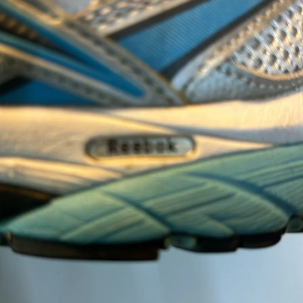 Reebok blue and white athletic shoes Ecco powered by receptor technology size 8